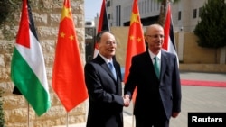 팔레스타인을 방문한 왕치산 중국 부주석과 라미 함달라 팔레스타인 총리가 23일 서안지구에서 만나 악수하고 있다. 