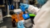 Des scientifiques de l'Africa Health Research Institute de Durban, en Afrique du Sud, travaillent sur la variante omicron du virus COVID-19, le 15 décembre 2021.