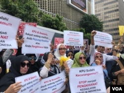 Sejumlah massa berorasi di depan kantor Bawaslu RI di Jakarta, Kamis (9/5), menuntut Bawaslu untuk mendiskualifikasi Jokowi-Maruf. (Foto: VOA/Ghita)