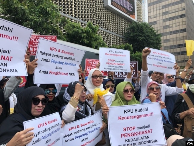 Sejumlah massa berorasi di depan kantor Bawaslu RI di Jakarta, Kamis (9/5), menuntut Bawaslu untuk mendiskualifikasi Jokowi-Maruf. (Foto: VOA/Ghita)
