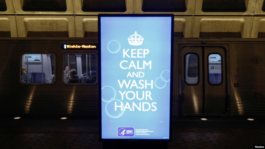 Un cartel electrónico muestra el mensaje &quot;Mantén la calma y lávate las manos&quot;, en una estación del metro en Arlington, Virginia.