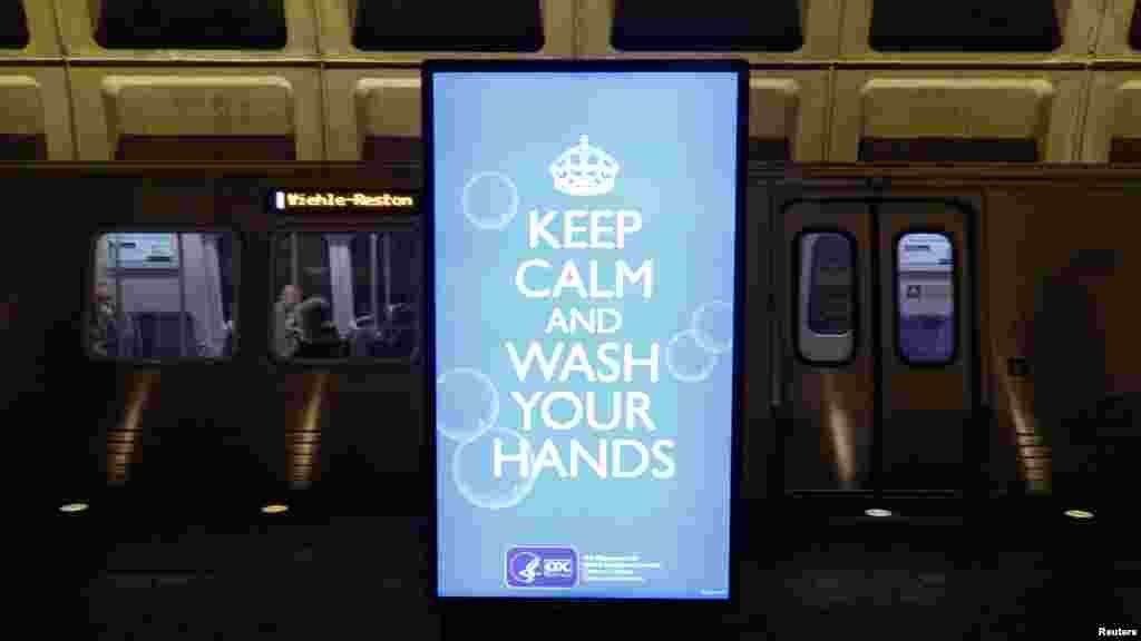 Un cartel electrónico muestra el mensaje &quot;Mantén la calma y lávate las manos&quot;, en una estación del metro en Arlington, Virginia.