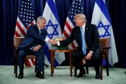 Presiden Donald Trump berjabat tangan dengan Perdana Menteri Israel Benjamin Netanyahu di Markas Besar PBB. New York, AS, 26 September 2018.