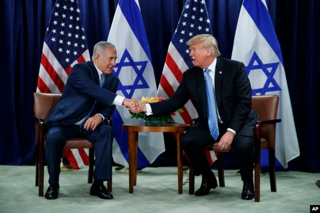 Presiden Donald Trump berjabat tangan dengan Perdana Menteri Israel Benjamin Netanyahu di Markas Besar PBB. New York, AS, 26 September 2018.