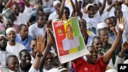 Supporters of presidential candidate Cellou Dalein Diallo attend a meeting with their leaders in Abidjan, Ivory Coast, 09 May 2010