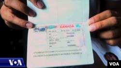 Ankit Gupta duke treguar vizën e tij të emigracionit drejt Kanadasë