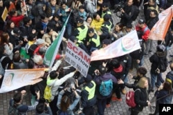 홍콩 행정장관 선거 과정에 항의하는 시민들이 26일 투·개표가 진행된 컨벤션센터 앞에서 '사기(Scam) 선거'라는 팻말를 든 채 시위를 벌이고 있다. 수백명에 이르는 시민들은 직선제 선거를 요구하면서 경찰과 대치했다.