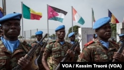 Des casques bleus lors de la visite du secrétaire général de l'ONU, Antonio Guterres à Bamako, Mali, 30 mai 2018. (VOA/Kassim Traoré)