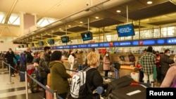 지난 24일 대규모 결항사태가 벌어진 미국 뉴욕 존 F. 케네디 국제공항 이용객들이 줄지어 수속을 기다리고 있다. 