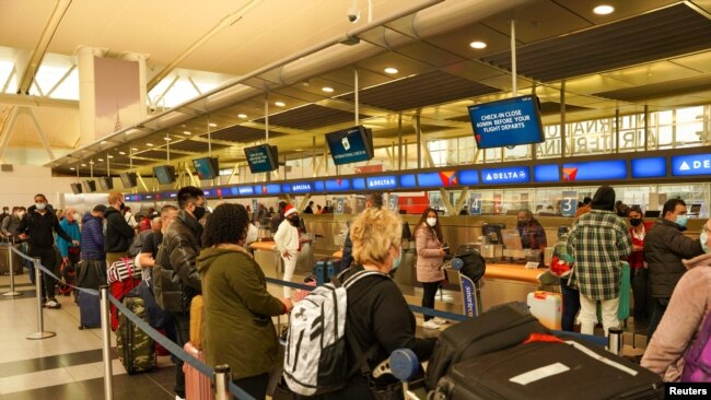 Hành khách xếp hàng ở sân bay quốc tế John F. Kennedy sau khi các hãng hàng không loan báo hủy nhiều chuyến bay do sự lây lan của biến chủng Omicron vào dịp Giáng sinh