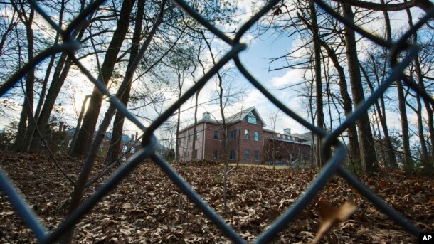 En el pueblo de Upper Brookville en la ciudad de Oyster Bay, NY, en Long Island, la administración Obama cerró una casa asignada para diplomáticos rusos, en represalia por espiar y realizar intromisiones digitales en las elecciones presidenciales de Estados Unidos.