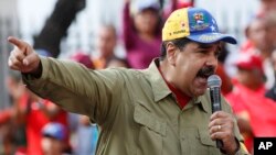 El presidente venezolano, Nicolás Maduro, desestimó un eventual embargo petrolero de EE.UU. diciendo que afectaría la carrera política del presidente Donald Trump.