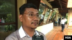 រូបឯកសារ៖ លោក ​ស៊ឹង​ សែនករុណា ​មន្ត្រី​អង្គការ​អាដហុក ​ចេញ​មក​អង្កេត​ការណ៍​នៅ​ឯ​កាសែត​ភ្នំពេញ​ប៉ុស្ដិ៍ ​កាលពីល្ងាច​ថ្ងៃទី០៧​ ខែឧសភា ​ឆ្នាំ២០១៨ ​ពេល​ដែល​លោក​និពន្ធ​នាយក​ កៃ ​គឹមសុង ​ត្រូវ​បាន​បណ្ដេញ​ចេញ។