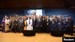 Les participants à la Conférence humanitaire d'Oslo sur le Nigéria et la région du lac Tchad posent pour une photo de famille à Oslo, Norvège, 24 février 2017.