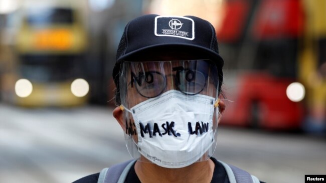 香港一名示威者面带反对港府禁蒙面法的字样的面罩上街示威。(2019年10月4日)