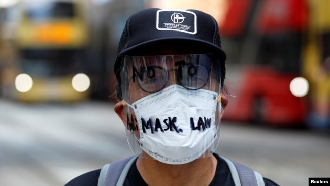 香港一名示威者面戴反对港府禁蒙面法的字样的面罩上街示威。（2019年10月4日）