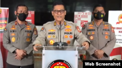 Kepala Divisi Humas Polri Irjen Argo Yuwono saat memberikan keterangan pers di Jakarta, 16 November 2020. (Foto: VOA)