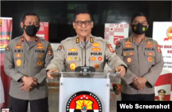 Juru Bicara Polri Argo Yuwono saat memberikan keterangan pers di Jakarta pada Senin (16/11/2020). (Foto: VOA)