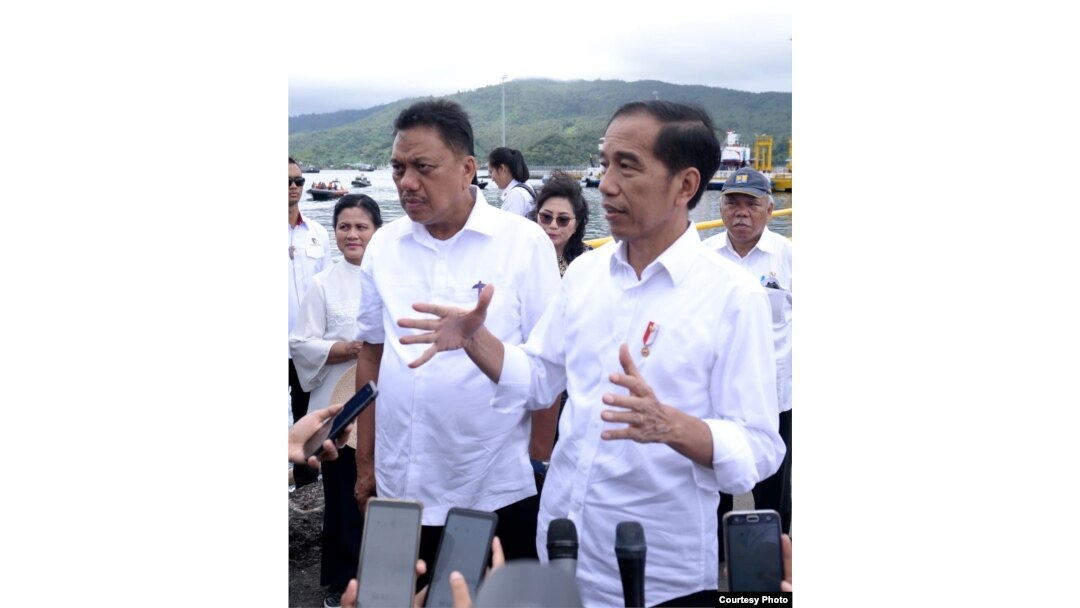 Presiden Joko Widodo di Manado, berjanji akan menggunakan kewenangannya apabila Baiq Nuril mengajukan grasi atau memohon amnesti, Jumat (5/7).(Foto: Setpres RI)