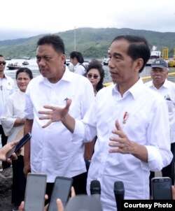 Presiden Joko Widodo di Manado, berjanji akan menggunakan kewenangannya apabila Baiq Nuril mengajukan grasi atau memohon amnesti, Jumat (5/7).(Foto: Setpres RI)