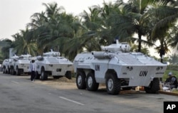 Véhicules blindés de l'ONUCI près de l'Hôtel du Goft à Abidjan.