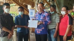 Ketua Komnas HAM RI, Ahmad Taufan Damanik (tengah) seusai bertemu para petani di Tentena, Kabupaten Poso, Sulawesi Tengah, pada 30 September 2021. (Foto: VOA/Yoanes Litha)