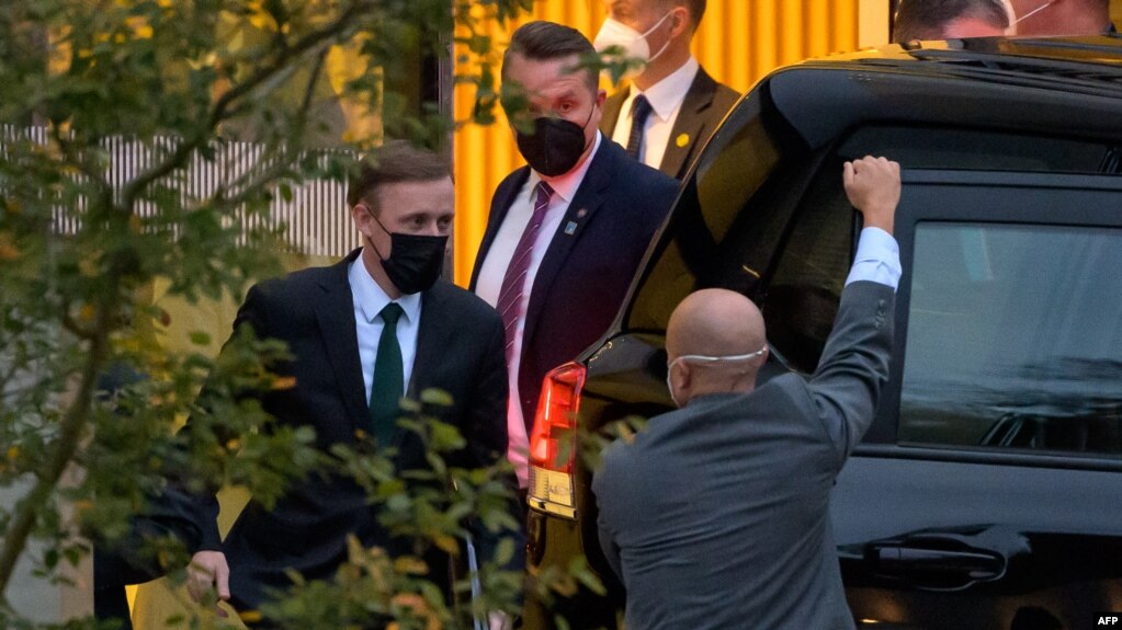 美国白宫国家安全顾问沙利文在瑞士苏黎世离开了与中共外事主管杨洁篪举行了会谈的凯悦酒店 。（2021年10月6日）