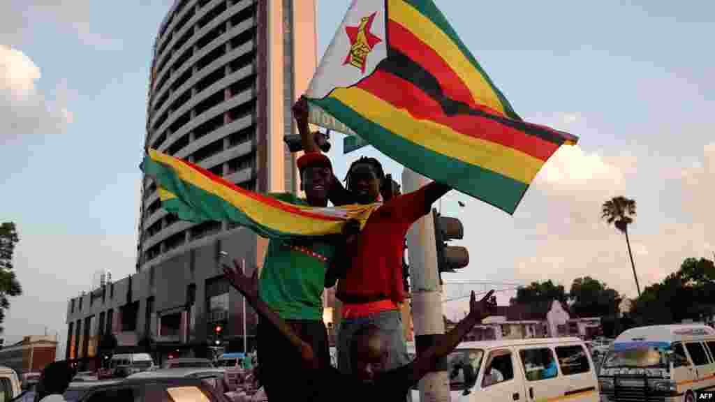 Célébration après la démission du président du Zimbabwe, Robert Mugabe, à Harare,&nbsp;le 21 novembre 2017.