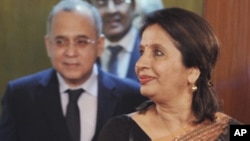 Indian Foreign Secretary Nirupama Rao, right, arrives with her Pakistani counterpart Salman Bashir, for talks at the Foreign Office in Islamabad, Pakistan, June 23, 2011.