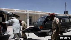 Người bị thương được đưa tới bệnh viện ở Quetta, ngày 9/6/2014.