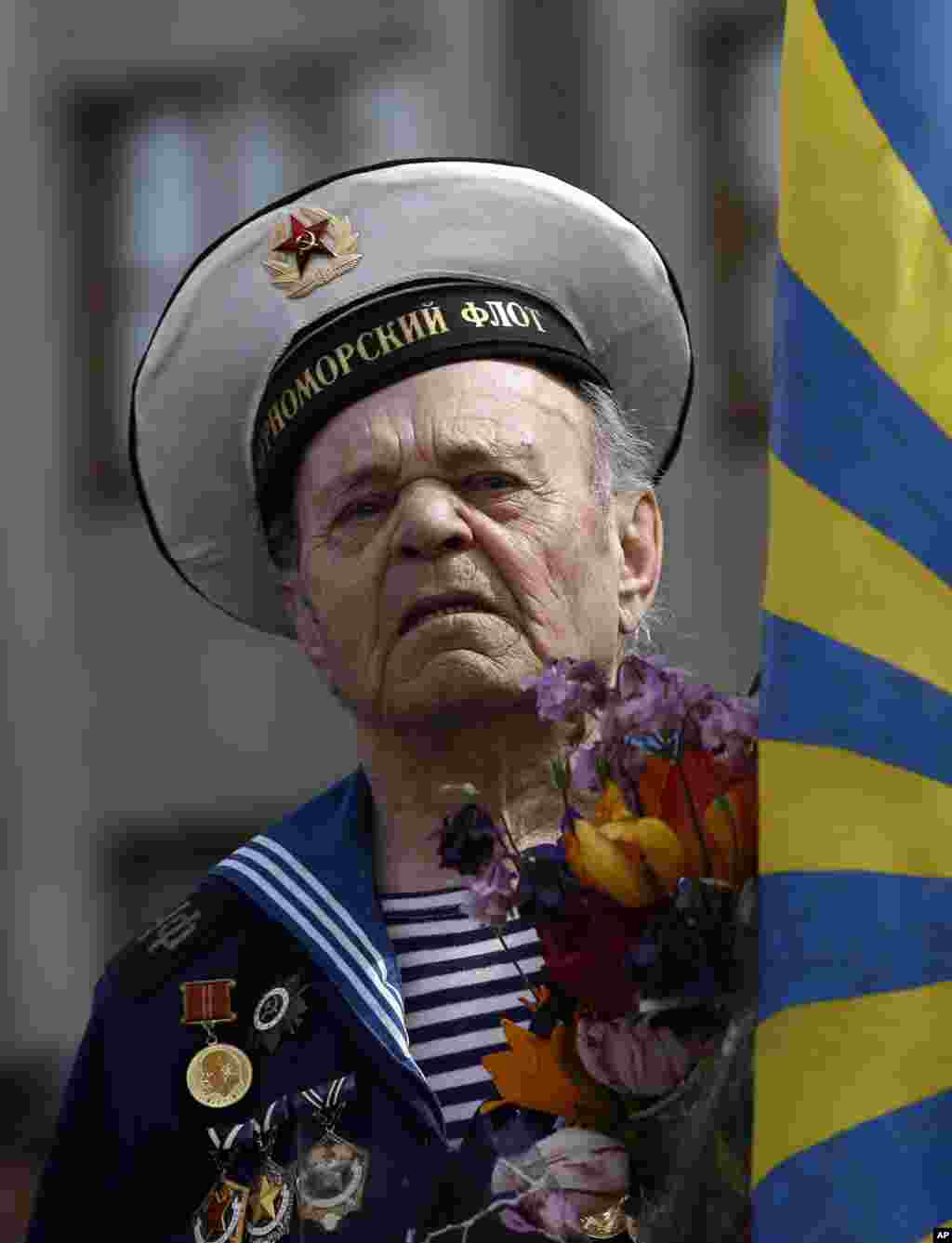 A World War II veteran attends a Victory Day celebration, which commemorates the 1945 defeat of Nazi Germany, in the center of Slovyansk, eastern Ukraine, May 9, 2014.&nbsp;