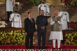Newly sworn-in Indian Prime Minister Narendra Modi (C) gestures next to President of Myanmar Win Myint (L) and President of India Ram Nath Kovind (C) at the President house in New Delhi on May 30, 2019. - India's Prime Minister Narendra Modi was sworn in