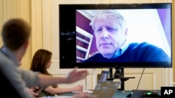 Boris Džonson je, tokom samoizolacije, nastavio da vodi sastanke tima za Kovid-19 (snimak koji je Džonsonov kabinet podelio medijima 28. marta 2020.)