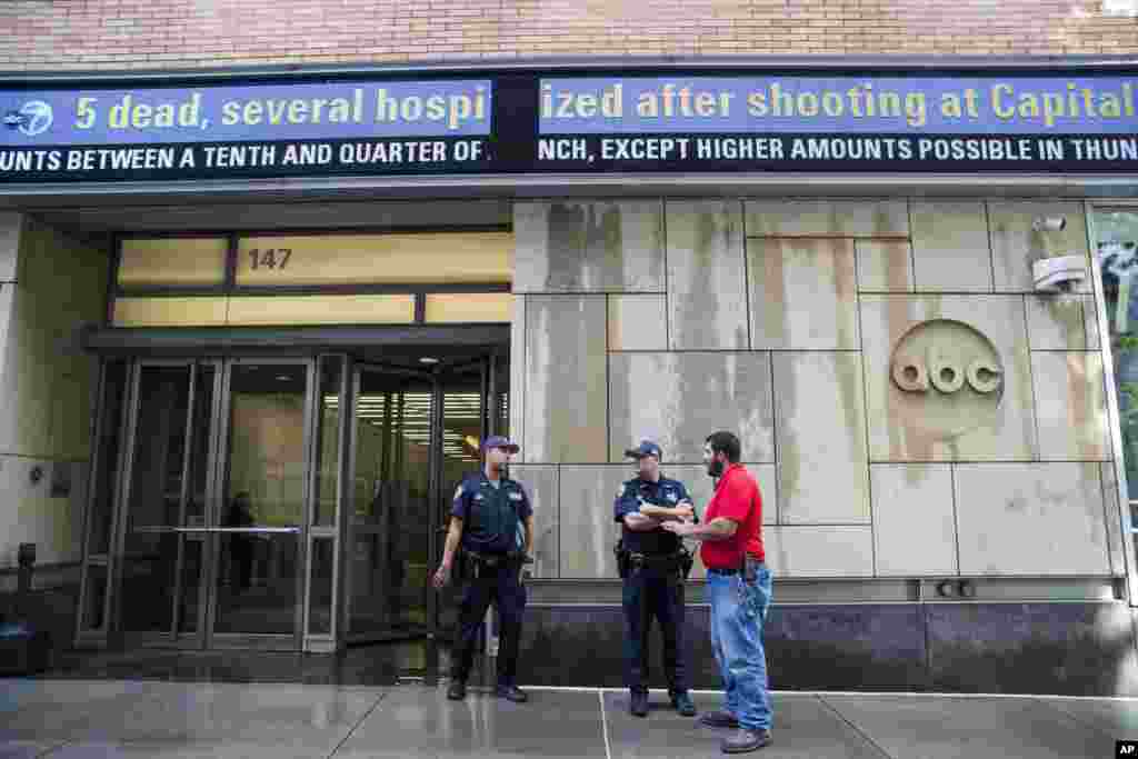 نیویارک میں نشریاتی ادارے &#39;اے بی سی&#39; کے اسٹوڈیوز کے باہر پولیس تعینات ہے۔
