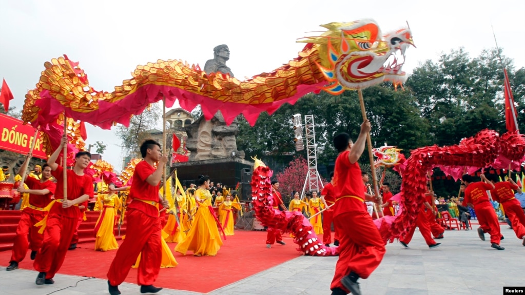 Múa rồng tại lễ hội Gò Đống Đa ở Hà Nội. Việt Nam đã không thực hiện được mục tiêu trở thành nước công nghiệp hóa và vẫn tiếp tục giấc mơ "trở thành con rồng châu Á."