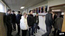 Glasači na referendumu u Islandu, 9. april, 2011.