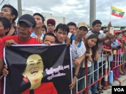 Burmese living in Thailand wait to see Aung San Suu Kyi during her trip to Thailand, June 23, 2016. (Z. Aung/VOA)