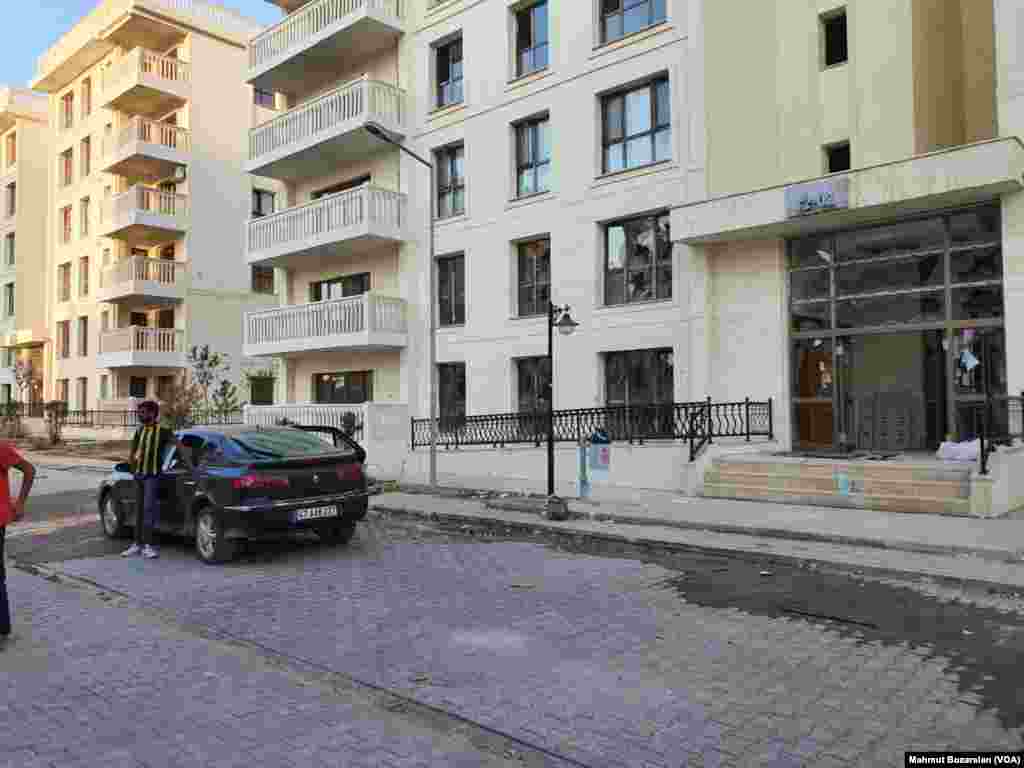 Suriye’den açılan roket atışı nedeniyle Nusaybin'de iki kişi öldü 24 kişi yaralandı.
