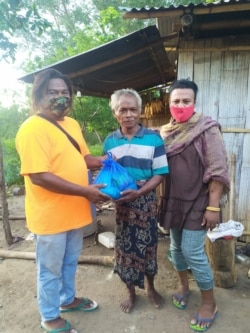 Hendrika Mayora Victoria bersama penduduk Desa Habi, Kecamatan Kangae, Kabupaten Sikka, Nusa Tenggara Timur.(Foto: Courtesy)