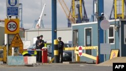 Cảnh sát đứng gác tại 1 lối vào bến cảng Tilbury, ngày 16/8/2014, nơi 35 người được phát giác bên trong 1 container chở hàng.