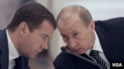 Presiden Rusia Dmitry Medvedev (kiri) tidak ingin bersaing dengan PM Vladimir Putin dalam pilpres Rusia tahun depan.