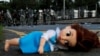 Zaboravljena lutka pred policijskim kordonom za razbijanje demonstracija (Foto:REUTERS/Tyrone Siu)