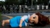 عروسک به جا مانده روی زمین توسط معترضان و پلیس ضد شورش در هنگ کنگ