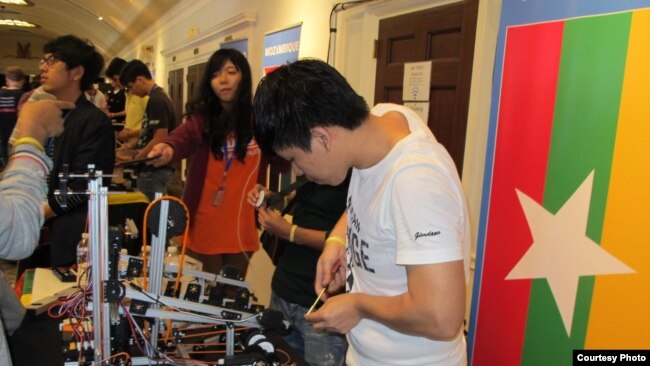 ျမန္မာလူငယ္ေတြပါ၀င္တဲ့ ႏုိင္ငံတကာ Robot စက္ရုပ္ၿပိဳင္ပြဲ (သတင္းဓါတ္ပံု)