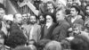 آیت‌الله خمینی در بهمن ۱۳۵۷ از تبعید به ایران برگشت. کمی قبل‌تر مذاکرات انقلابیون و ارتش با توصیه آمریکا شکل گرفته بود.