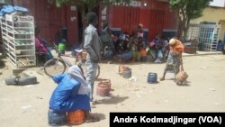 Les bobonnes de gaz butane vide en attendant les recharges, à N’Djamena, le 4 avril 2019. (VOA/André Kodmadjingar)