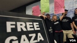 Para aktivis pro-Palestina asal Amerika melakukan konferensi pers di ibukota Yunani, Athena mengenai rencana keberangkatan konvoi kapal bantuan ke Jalur Gaza (27/6).