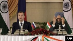 Ліворуч: президент Росії Дмитро Медведєв та прем’єр-міністр Індії Манмоган Сінгх