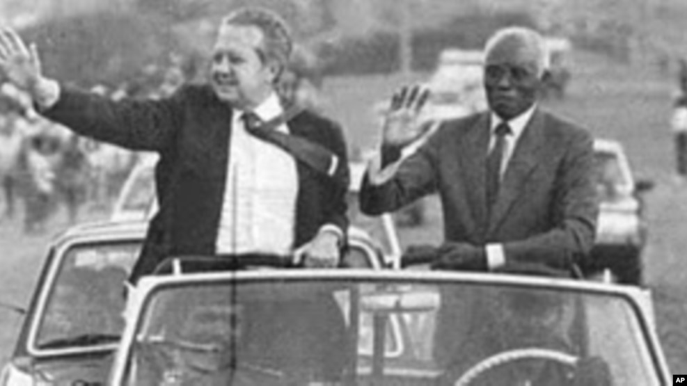 Mário Soares, com Aristides Pereira, durante uma visita a Cabo Verde, em 1986