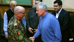 척 헤이글(오른쪽) 미 국방장관이 아프가니스탄을 방문해 셰르 모함마드 카리미 아프간 정부군 장군과 악수를 나누고 있다.